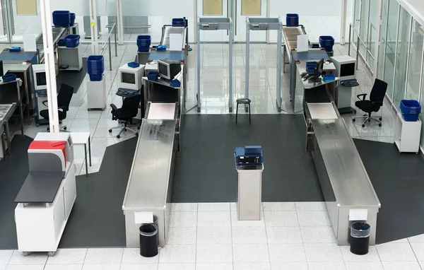 Control de seguridad del aeropuerto en la terminal de pasajeros . — Foto de Stock