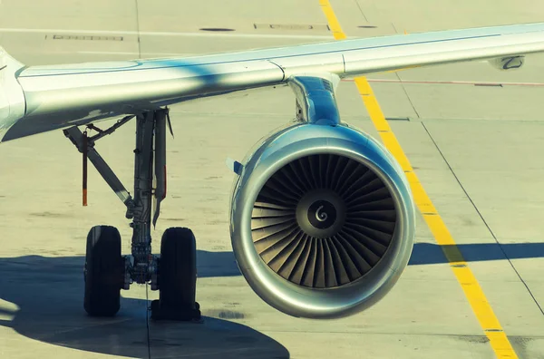 Vista de perto do motor da turbina de avião . — Fotografia de Stock