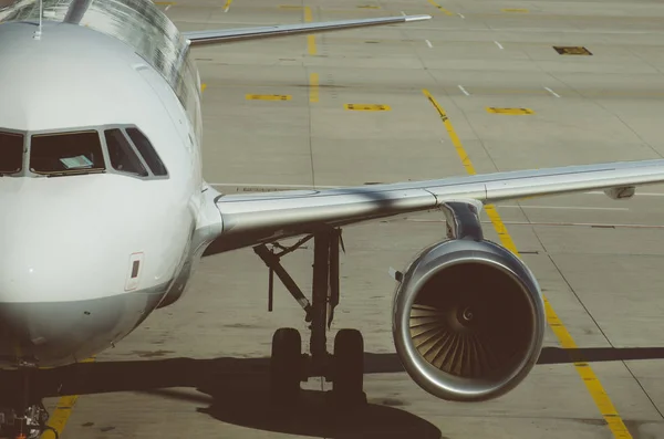Weergave van de close-up van vliegtuig op vliegveld in airport. — Stockfoto