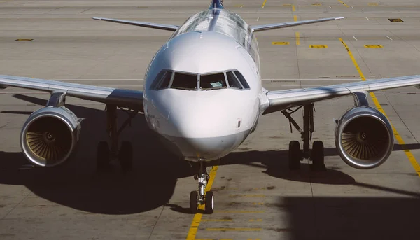 Προβολή με μεγέθυνση του αεροπλάνου στο αεροδρόμιο σε αεροδρόμιο. — Φωτογραφία Αρχείου