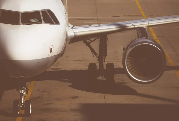 Close-up view of airplane on airfield in airport. — Stock Photo, Image