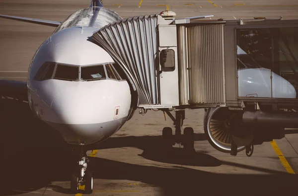 Επιβατικό αεροπλάνο στο αεροδρόμιο. Επιβίβασης. — Φωτογραφία Αρχείου
