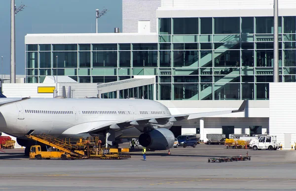 Avión de pasajeros en el aeropuerto. Mantenimiento de aeronaves . — Foto de Stock