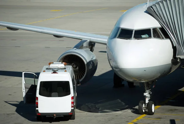 Passenger plane in the airport. Aircraft maintenance. — Stock Photo, Image