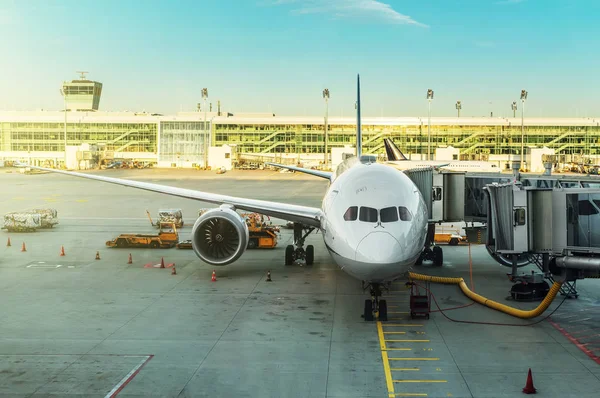 Passagiersvliegtuig in de luchthaven. Vliegtuigonderhoud. — Stockfoto