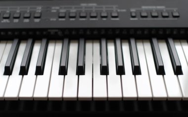 Profesyonel MIDI klavye synthesizer topuzlar ve denetleyiciler ile.