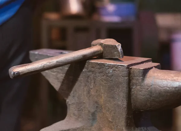 Hammer and anvil in blacksmith's house. — Stock Photo, Image