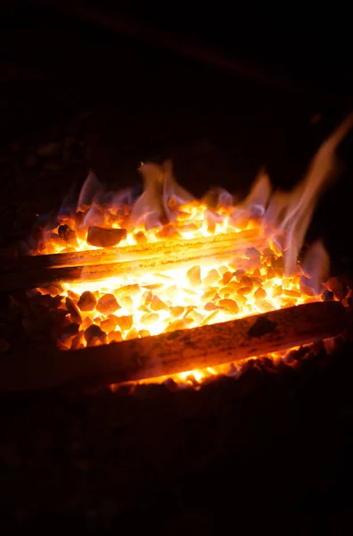 Fabricação de ferradura. ferradura quente em forja . — Fotografia de Stock