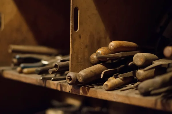Molti vecchi strumenti nella casa del fabbro . — Foto Stock