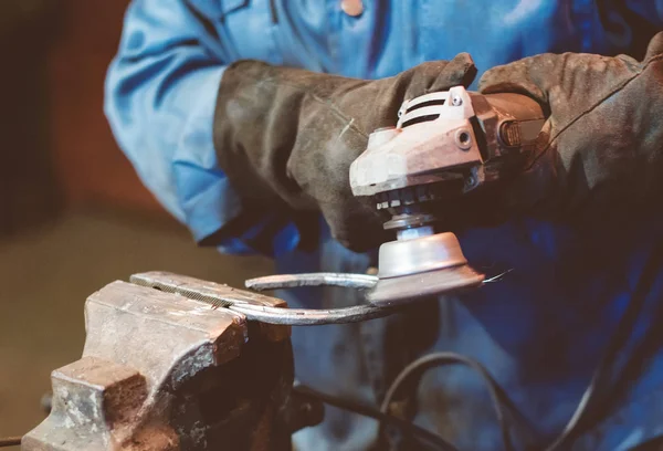 Maken van hoefijzer. Mannelijke werknemer polijsten hoefijzer. — Stockfoto