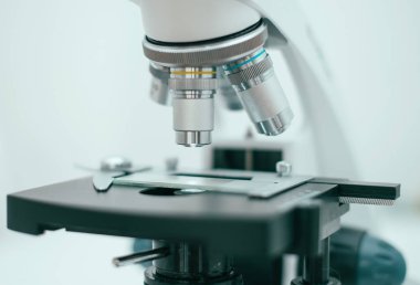 Laboratuvardaki mikroskobun yakın görüntüsü.