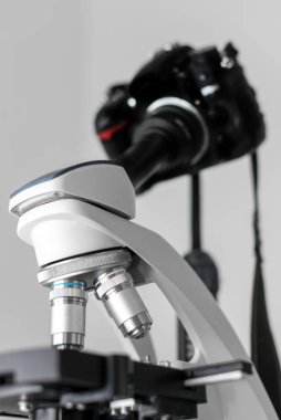 DSLR kamera adaptörü ile mikroskop için bağlı..