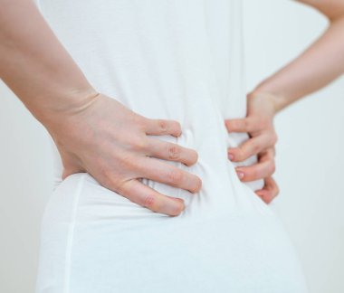 Onu tekrar ağrısı olan kadın.