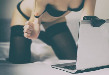 Web kamerası modeli olarak baştan çıkarıcı bir kadın. Sanal seks.