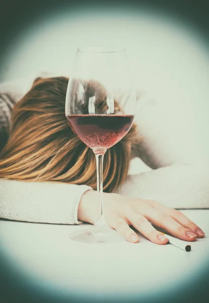 Opilá žena spí na stole. Ženský alkoholismus. — Stock fotografie