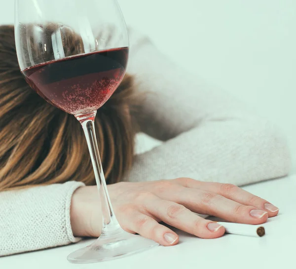 Dronken vrouw slapen op tafel. Vrouwelijke alcoholisme. — Stockfoto