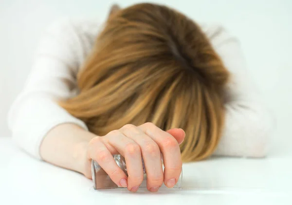 Mujer borracha durmiendo en la mesa. Alcoholismo femenino . —  Fotos de Stock