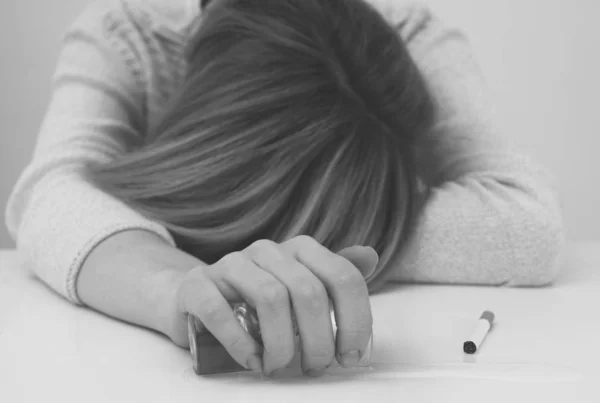 Mujer borracha durmiendo en la mesa. Alcoholismo femenino. Blanco y negro . —  Fotos de Stock