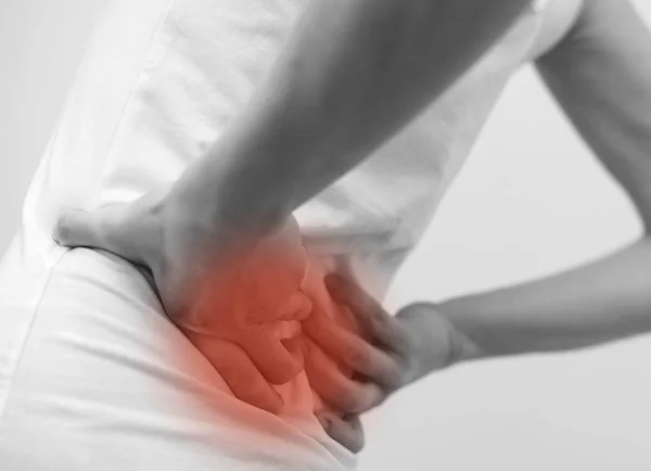 Kvinna med smärta i ryggen. — Stockfoto