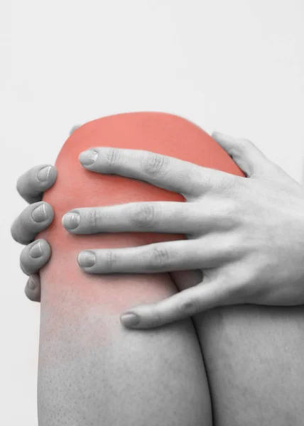 Woman having pain in her knee. — Stock Photo, Image