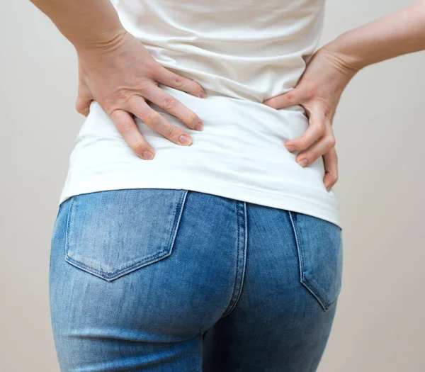 Mujer con dolor en la espalda . — Foto de Stock