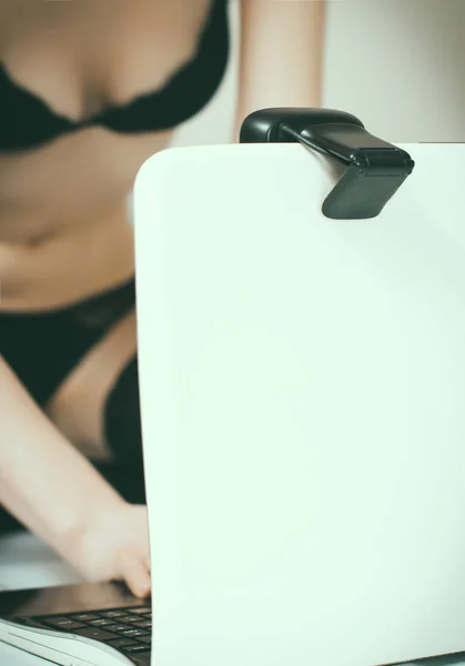 Соблазнительная женщина, работающая моделью веб-камеры. Виртуальный секс . — стоковое фото