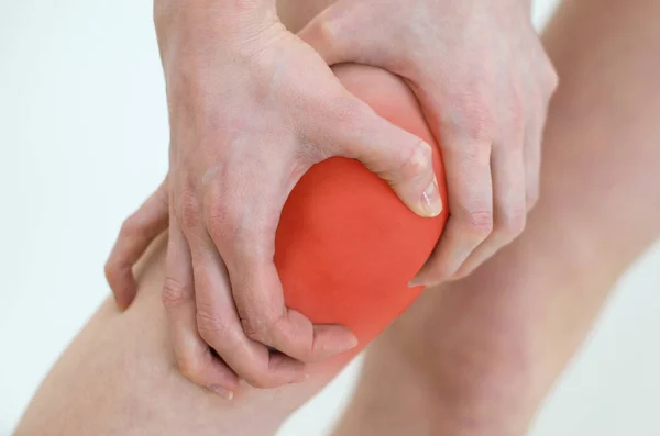 Mujer con dolor en la rodilla . —  Fotos de Stock