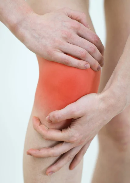 Женщина с болью в колене . — стоковое фото