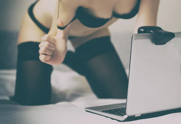 Mulher sedutora trabalhando como modelo de webcam. Sexo virtual . — Fotografia de Stock