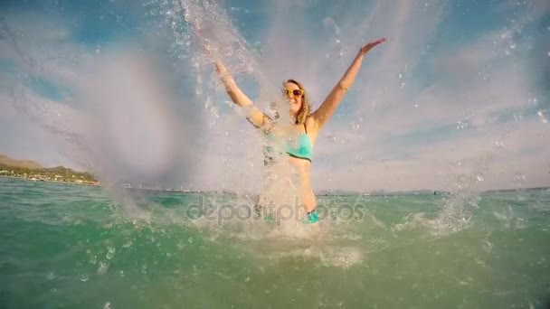 Mujer disfrutando de sus vacaciones en el mar . — Vídeos de Stock