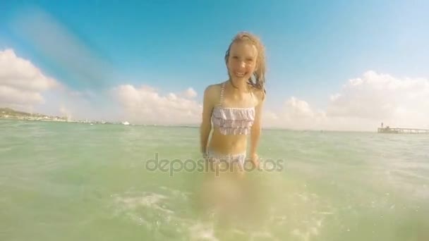 Menina se divertindo no mar . — Vídeo de Stock