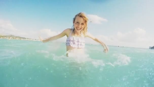 Kleines Mädchen hat Spaß im Meer. — Stockvideo