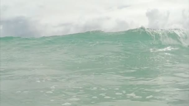 Хвилі на пляжі. У повільному русі . — стокове відео