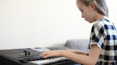 Küçük kız piyano çalmayı öğrenme.