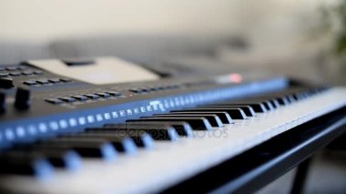Profesyonel MIDI klavye synthesizer topuzlar ve denetleyiciler ile.