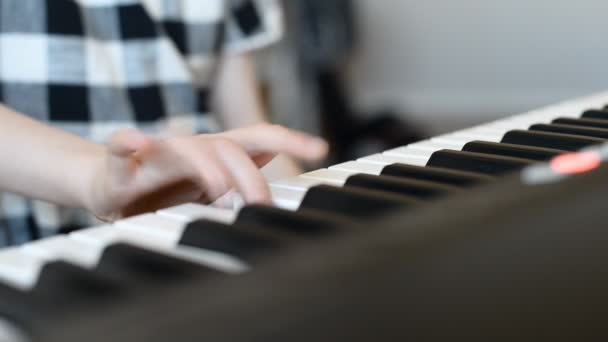 Menina aprendendo a tocar piano . — Vídeo de Stock