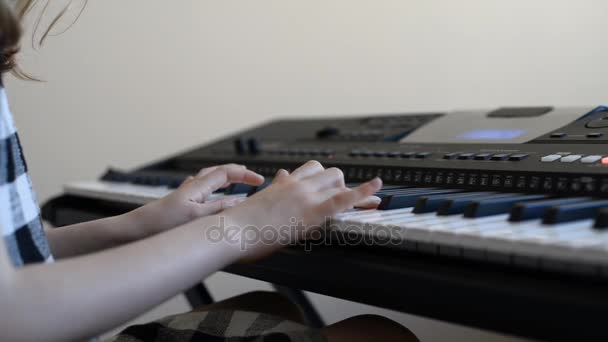 Malá holčička, naučit se hrát na klavír. — Stock video