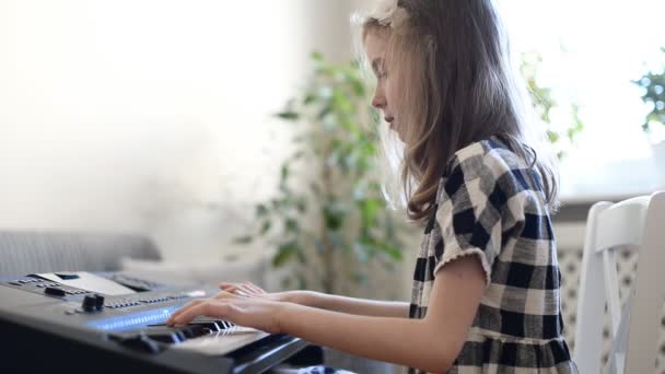 Küçük kız piyano çalmayı öğrenme. — Stok video