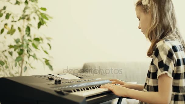 Menina aprendendo a tocar piano . — Vídeo de Stock