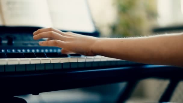 Menina aprendendo a tocar piano . — Vídeo de Stock