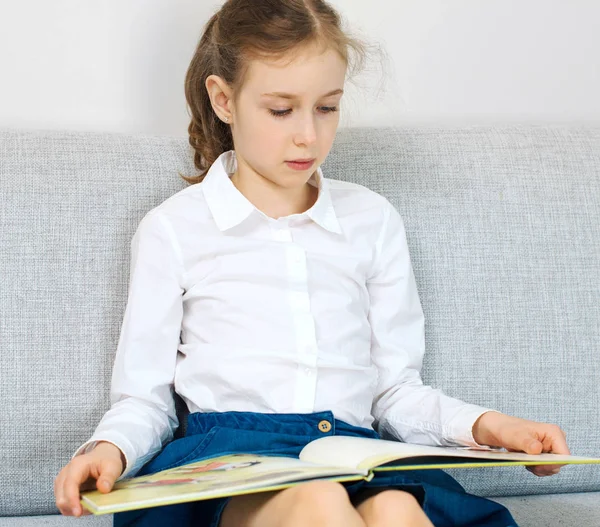 Schattig meisje dat een boek leest. — Stockfoto