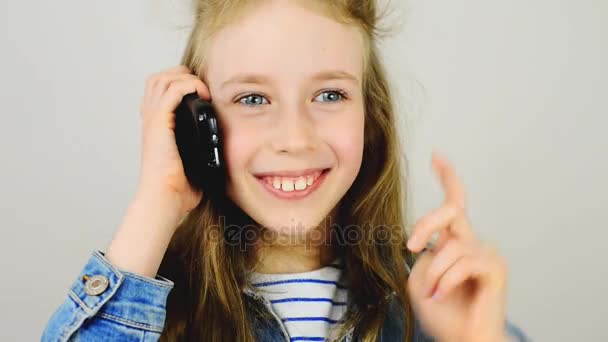 Sonriente niña hablando por teléfono . — Vídeo de stock