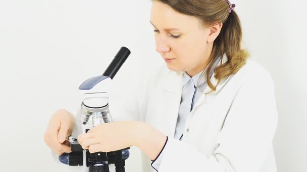Wissenschaftler mit Mikroskop im Labor. — Stockvideo