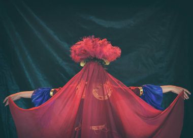 Sahne Alanı'nda hileler gösterilen kadın büyücü.