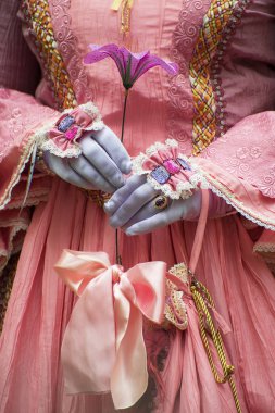 Kadınların elleri eldiven ve Ortaçağ elbise.