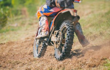 Profesyonel motocross binici yolda. Arkadan Görünüm.