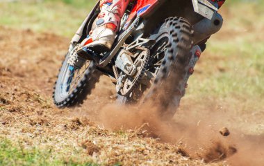 Profesyonel motocross binici yolda. Arkadan Görünüm.