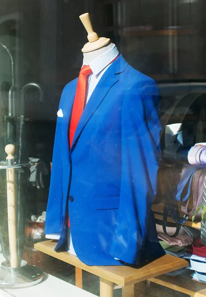 Traje en taller de sastrería. Vista desde la calle . — Foto de Stock