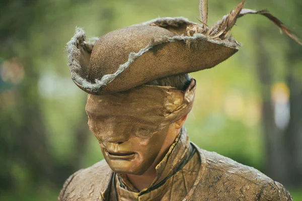 Unrecognizable golden man in mask on street carnival. — Stock Photo, Image