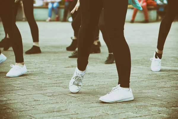 Grupp tonåriga flickor dansa på gatan. — Stockfoto